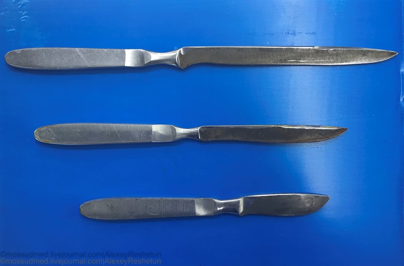 Большой ампутационный нож (вверху), малый ампутационный нож (посередине), реберный нож (внизу) - фото 8 из книги «Вскрытие покажет»