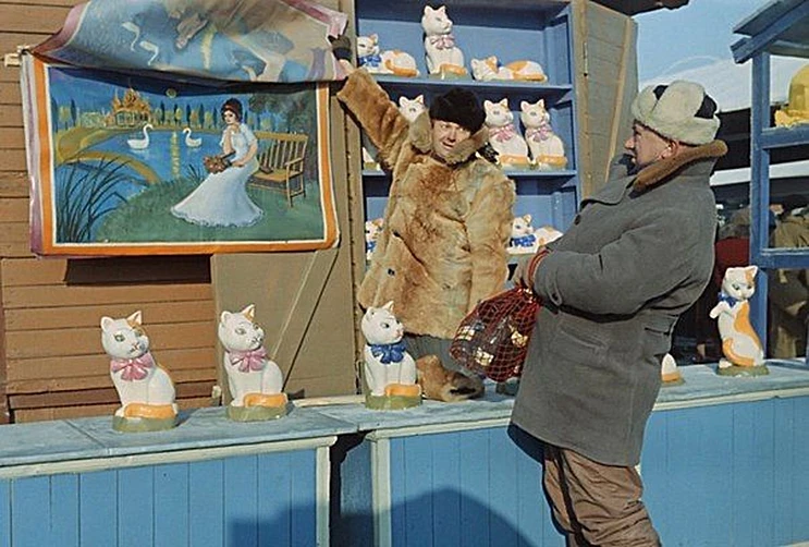 Магнитофон импортный, пуговицы перламутровые, а продаж нет