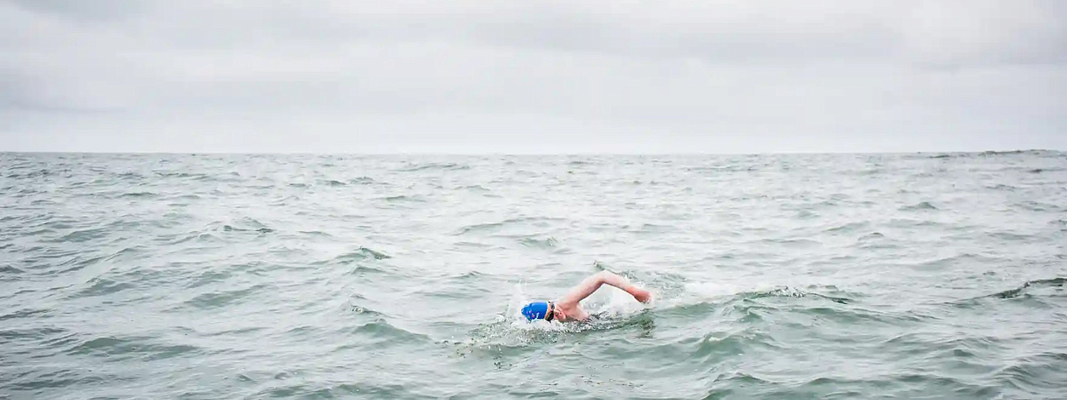 48 километров в ледяной воде с акулами: история одной из лучших пловчих на длинные дистанции