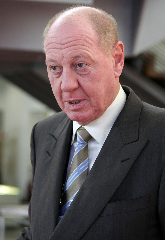 Невил Исделл