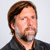 Нестор Джеймс